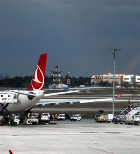 A­t­a­t­ü­r­k­ ­H­a­v­a­l­i­m­a­n­ı­’­n­a­ ­i­n­e­n­ ­2­ ­u­ç­a­ğ­a­ ­y­ı­l­d­ı­r­ı­m­ ­ç­a­r­p­t­ı­